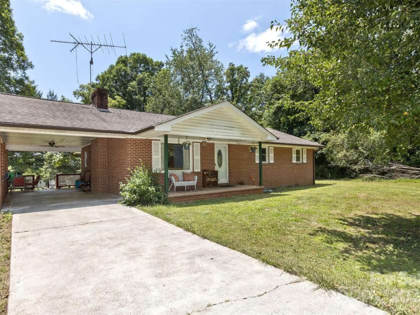 117 White Pine Lane, Morganton, NC 28655.  MLS# CAR4246633, YatesRealty ID 12597. Welcome home to 117 White Pine Ln!