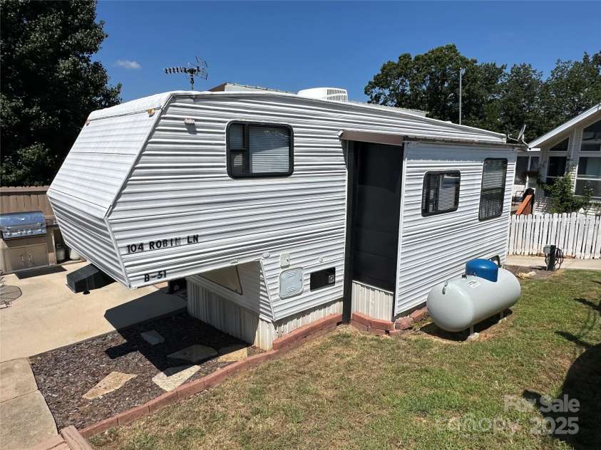 104 Robin Lane, New London, NC 28127.  MLS# CAR4284613, YatesRealty ID 126. 