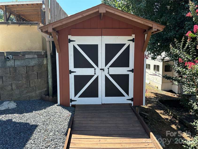 104 Robin Lane, New London, NC 28127.  MLS# CAR4284613, YatesRealty ID 126. 