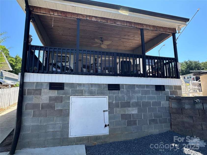 104 Robin Lane, New London, NC 28127.  MLS# CAR4284613, YatesRealty ID 126. 