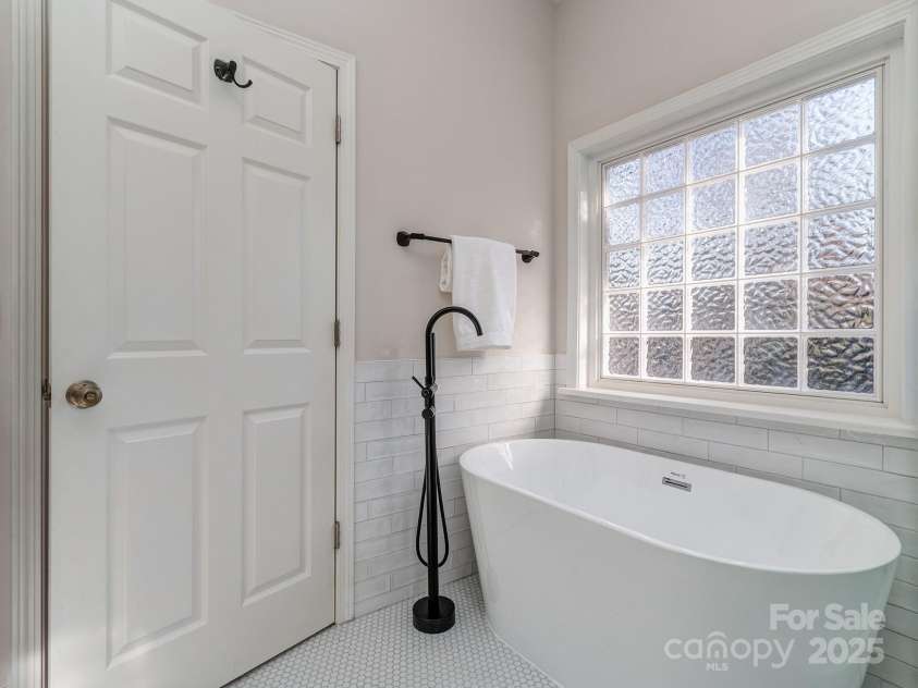 7852 Grimsby Circle, Harrisburg, NC 28075.  MLS# CAR4333886, YatesRealty ID 12602. Soaking Tub
