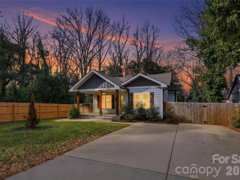 2224 Weyland Avenue, Charlotte, NC 28208.  MLS# CAR4346136, YatesRealty ID 12603. 