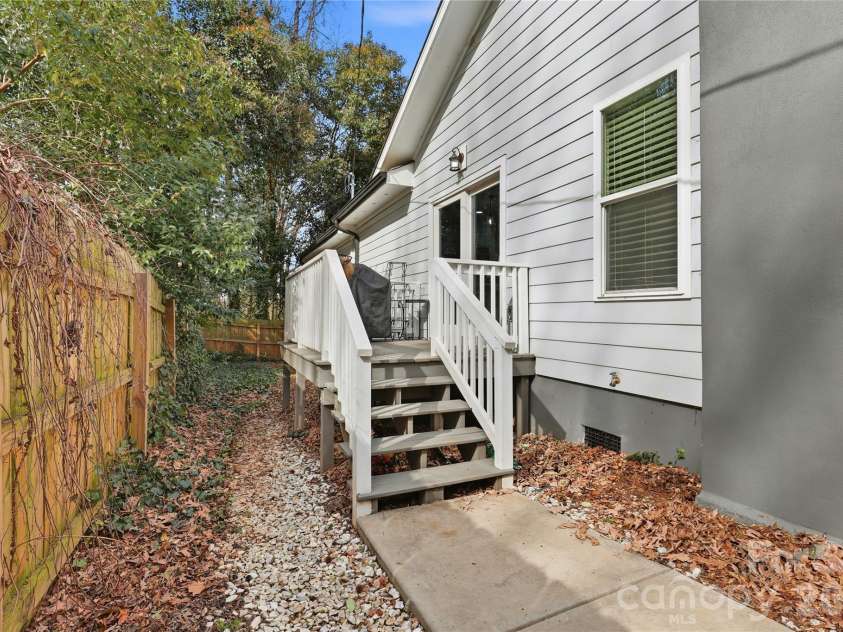 2224 Weyland Avenue, Charlotte, NC 28208.  MLS# CAR4346136, YatesRealty ID 12603. 