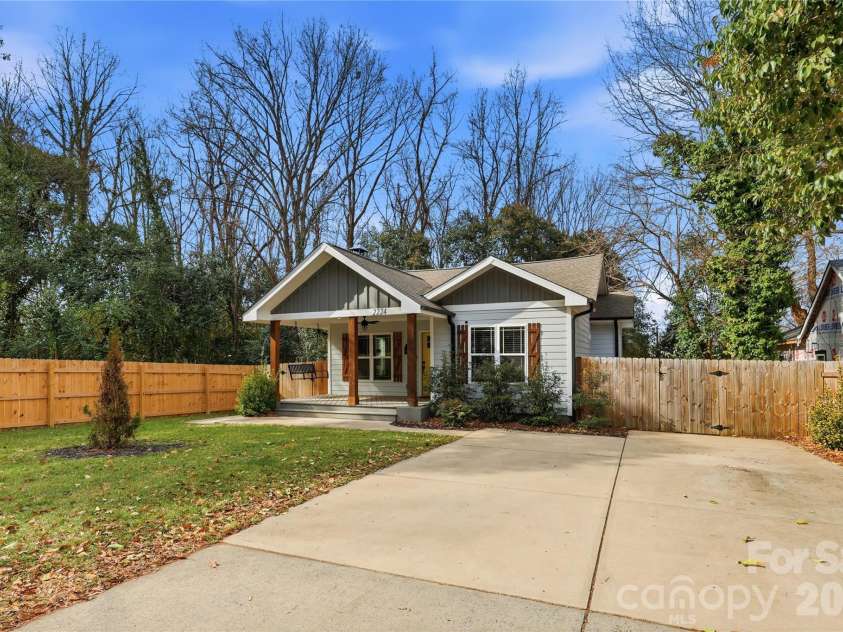 2224 Weyland Avenue, Charlotte, NC 28208.  MLS# CAR4346136, YatesRealty ID 12603. 