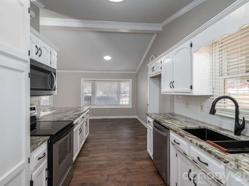 2596 Prince Drive, Lincolnton, NC 28092.  MLS# CAR4344636, YatesRealty ID 12604. GRANITE COUNTERTOPS