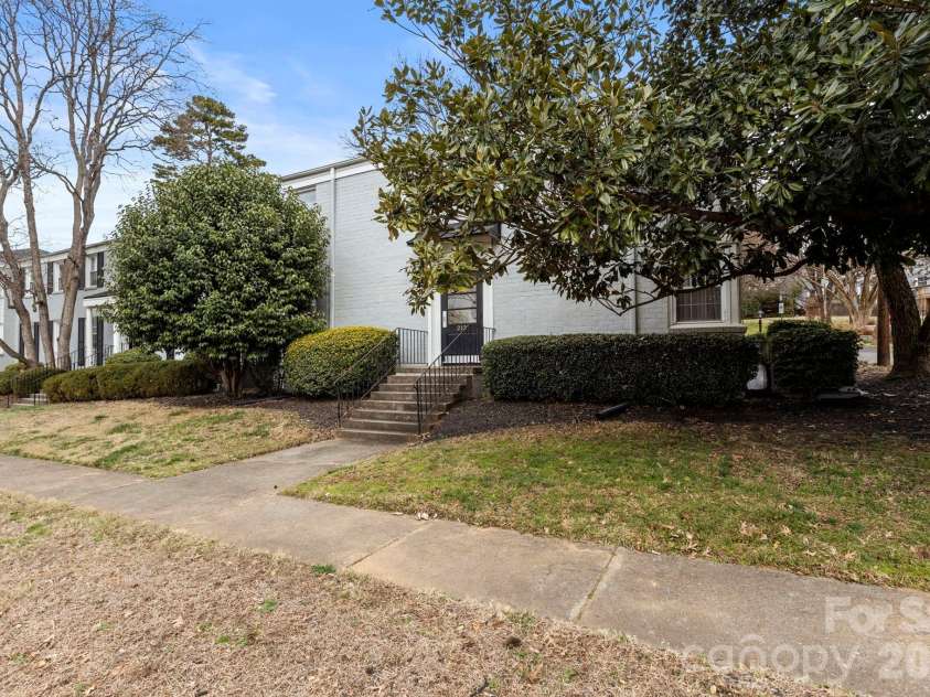 212 Wakefield Drive, Charlotte, NC 28209.  MLS# CAR4406232, YatesRealty ID 12605. 