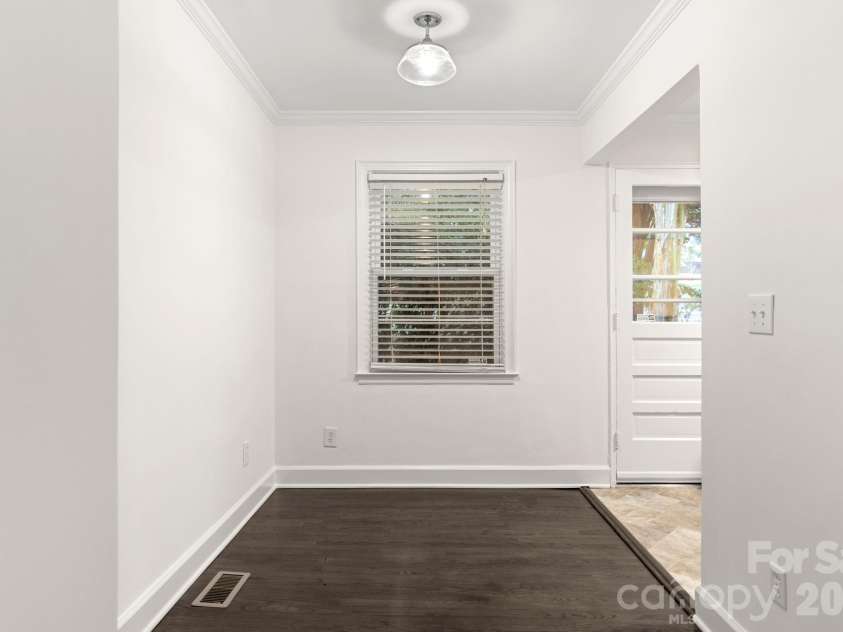 212 Wakefield Drive, Charlotte, NC 28209.  MLS# CAR4406232, YatesRealty ID 12605. Dining area