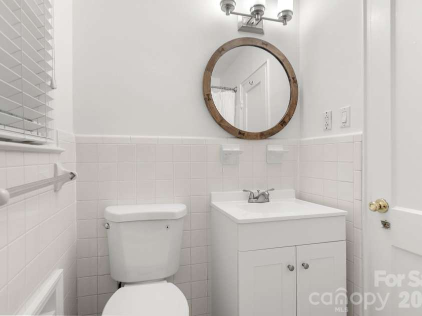 212 Wakefield Drive, Charlotte, NC 28209.  MLS# CAR4406232, YatesRealty ID 12605. Updated Bathroom