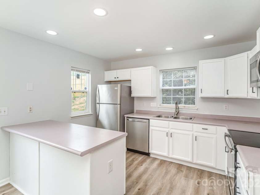 7718 Petrea Lane, Charlotte, NC 28227.  MLS# CAR4252292, YatesRealty ID 12605. 