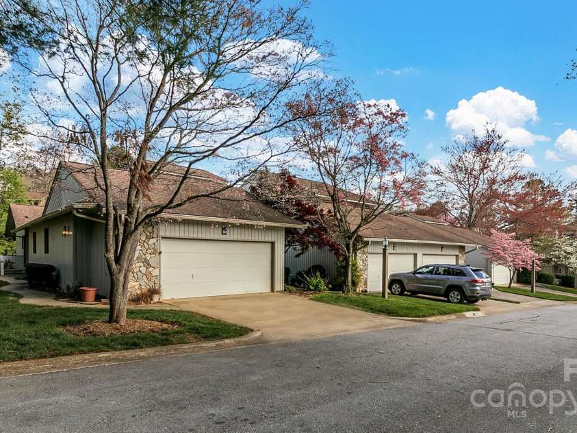 104 Parkway Court, Asheville, NC 28803.  MLS# CAR4246804, YatesRealty ID 12607. 