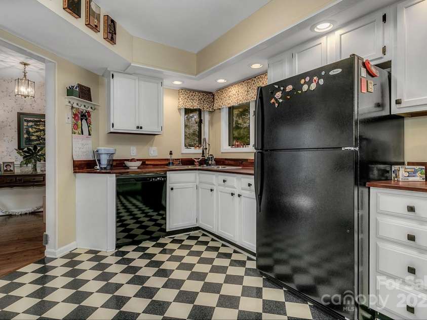 104 Parkway Court, Asheville, NC 28803.  MLS# CAR4246804, YatesRealty ID 12607. 