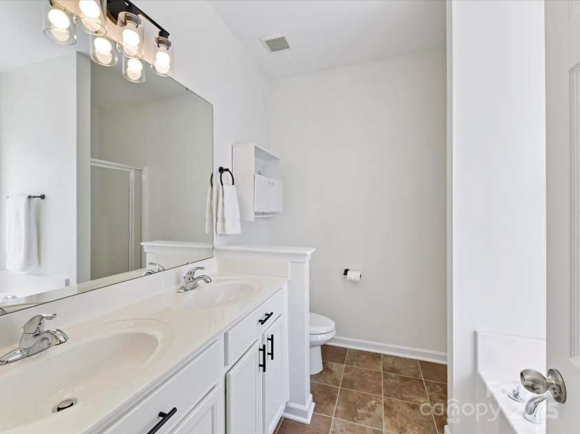 4634 Craigmoss Lane, Charlotte, NC 28278.  MLS# CAR4235541, YatesRealty ID 12608. 