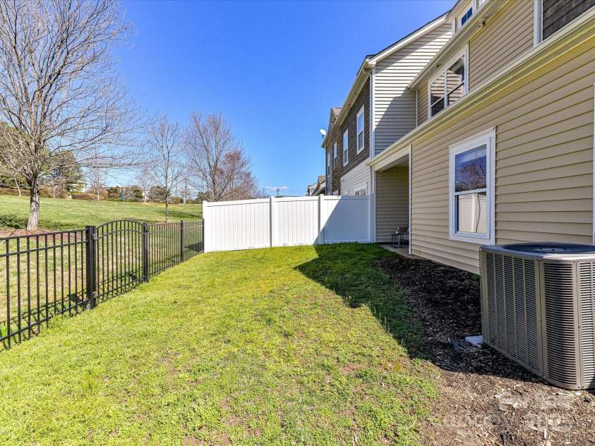 4634 Craigmoss Lane, Charlotte, NC 28278.  MLS# CAR4235541, YatesRealty ID 12608. 