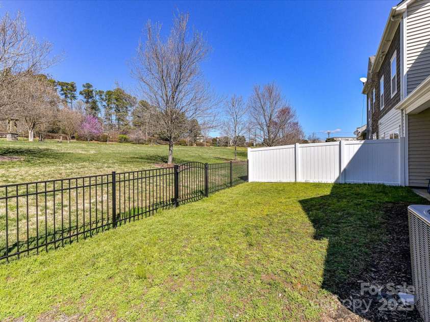 4634 Craigmoss Lane, Charlotte, NC 28278.  MLS# CAR4235541, YatesRealty ID 12608. 