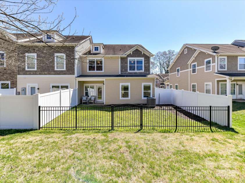 4634 Craigmoss Lane, Charlotte, NC 28278.  MLS# CAR4235541, YatesRealty ID 12608. 