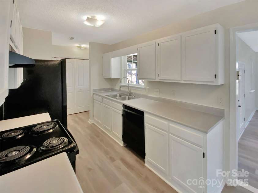 215 Creek View Road, Mooresville, NC 28117.  MLS# CAR4221977, YatesRealty ID 12610. 