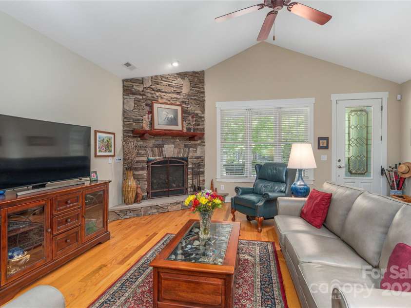 4 Silo View Court, Asheville, NC 28804.  MLS# CAR4237843, YatesRealty ID 12611. 