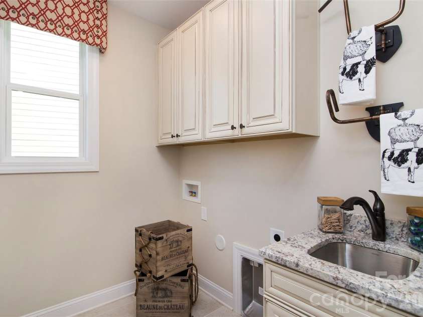 8941 Silver Springs Court, Charlotte, NC 28215.  MLS# CAR4365096, YatesRealty ID 12620. 