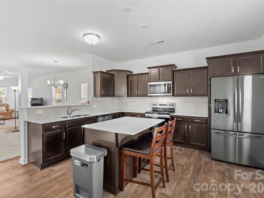 523 Willamette Drive, Salisbury, NC 28146.  MLS# CAR4364892, YatesRealty ID 12621. Beautiful Kitchen!