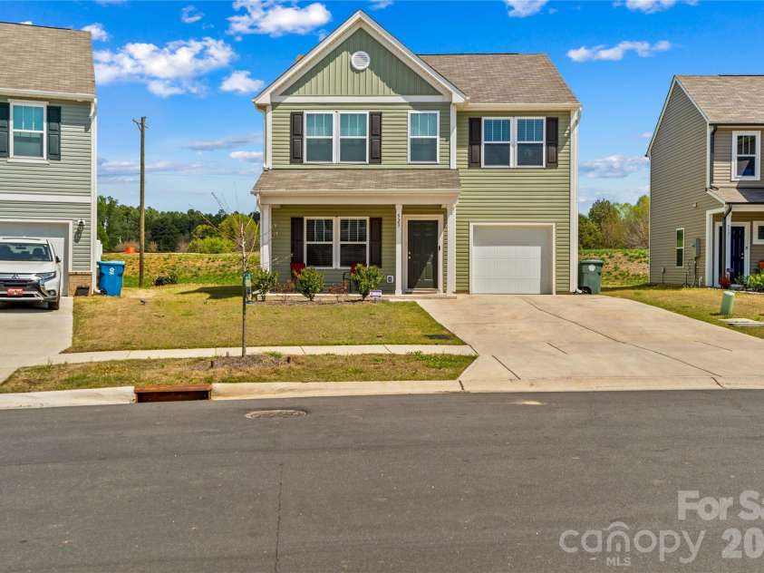 523 Willamette Drive, Salisbury, NC 28146.  MLS# CAR4364892, YatesRealty ID 12621. Extended Driveway