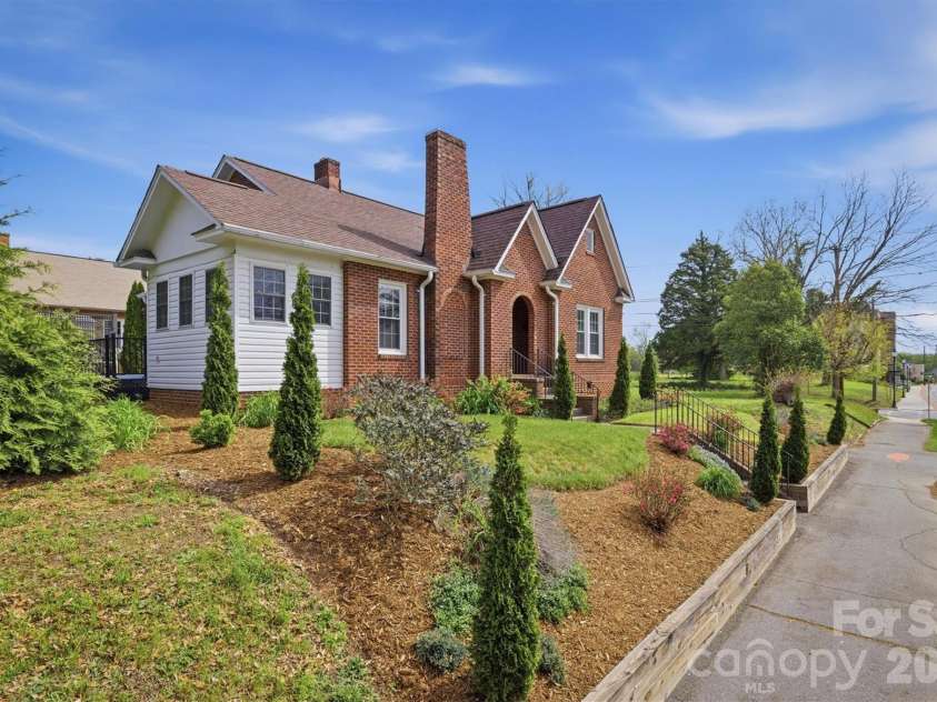 406 Green Street, Morganton, NC 28655.  MLS# CAR4366622, YatesRealty ID 12622. 
