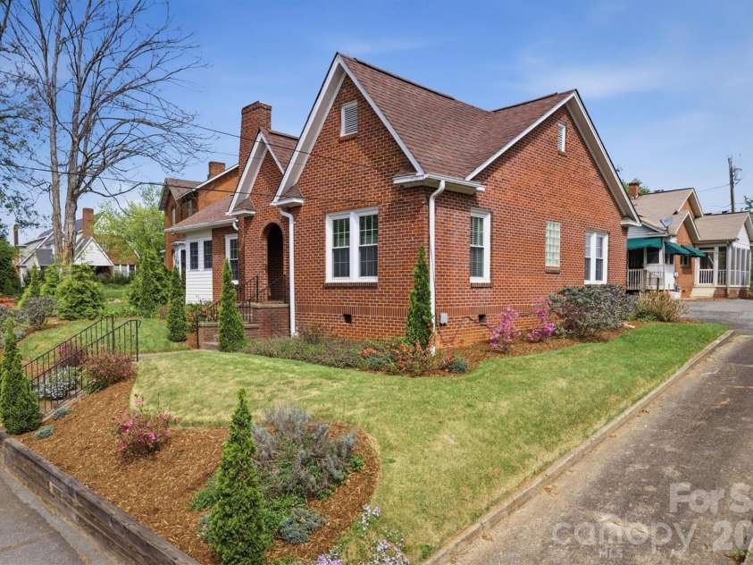 406 Green Street, Morganton, NC 28655.  MLS# CAR4366622, YatesRealty ID 12622. 
