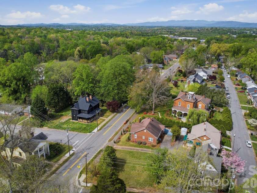 406 Green Street, Morganton, NC 28655.  MLS# CAR4366622, YatesRealty ID 12622. 