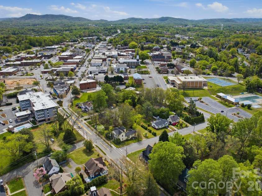 406 Green Street, Morganton, NC 28655.  MLS# CAR4366622, YatesRealty ID 12622. 
