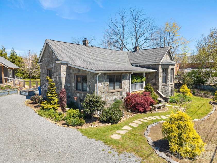 60 Morgan Street, Brevard, NC 28712.  MLS# CAR4366654, YatesRealty ID 12624. 