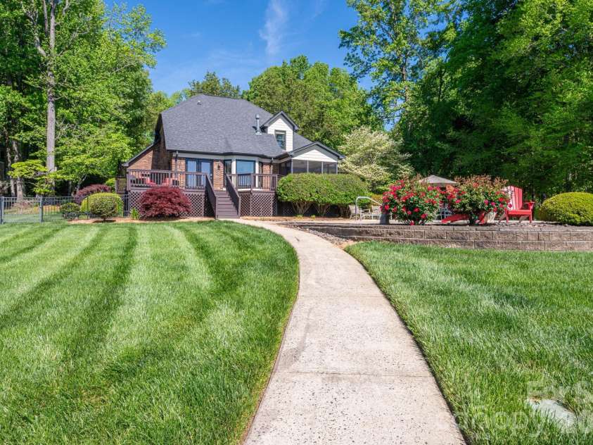 226 Bay Shore Drive, Belmont, NC 28012.  MLS# CAR4366773, YatesRealty ID 12629. 