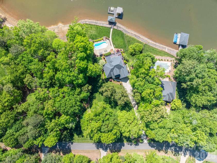 226 Bay Shore Drive, Belmont, NC 28012.  MLS# CAR4366773, YatesRealty ID 12629. 