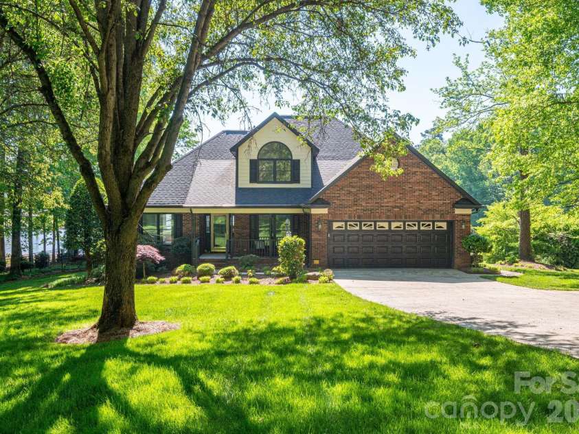 226 Bay Shore Drive, Belmont, NC 28012.  MLS# CAR4366773, YatesRealty ID 12629. Gorgeously landscaped.