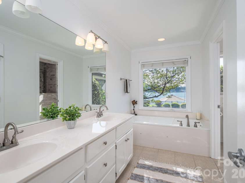 226 Bay Shore Drive, Belmont, NC 28012.  MLS# CAR4366773, YatesRealty ID 12629. Primary bath.
