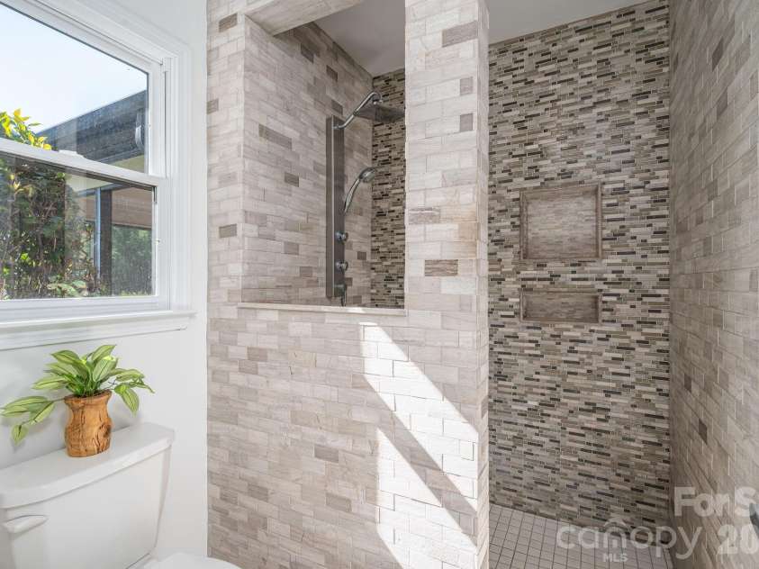 226 Bay Shore Drive, Belmont, NC 28012.  MLS# CAR4366773, YatesRealty ID 12629. Primary bath.