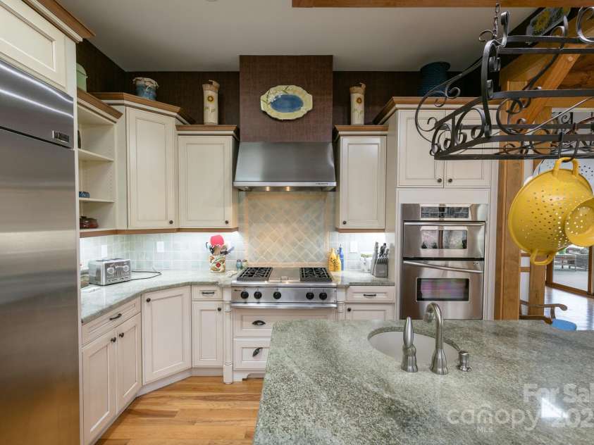 324 Austin Mountain Drive, Burnsville, NC 28714.  MLS# CAR4256506, YatesRealty ID 12632. 