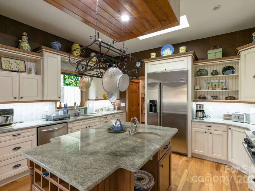 324 Austin Mountain Drive, Burnsville, NC 28714.  MLS# CAR4256506, YatesRealty ID 12632. 