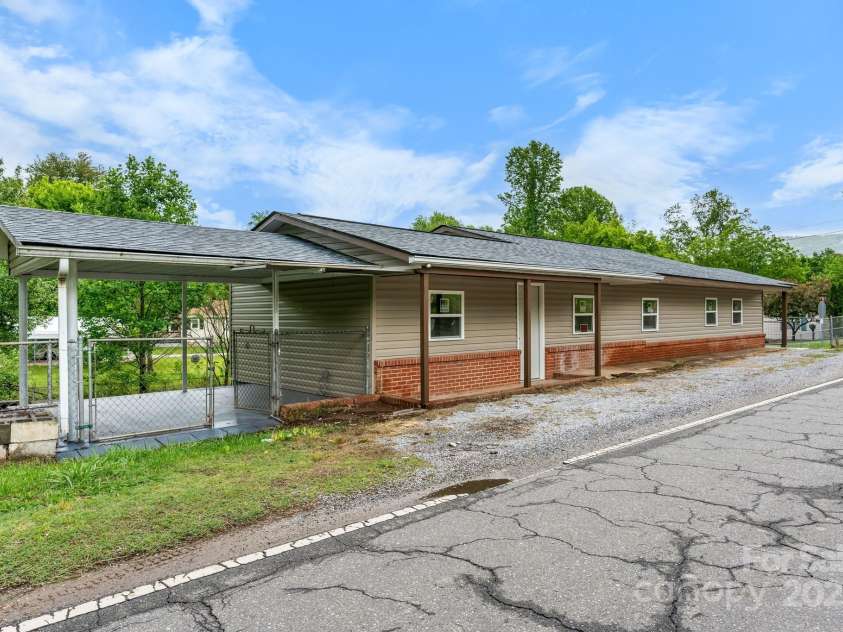 281 Glenwood Drive, Marion, NC 28752.  MLS# CAR4252545, YatesRealty ID 12635. 