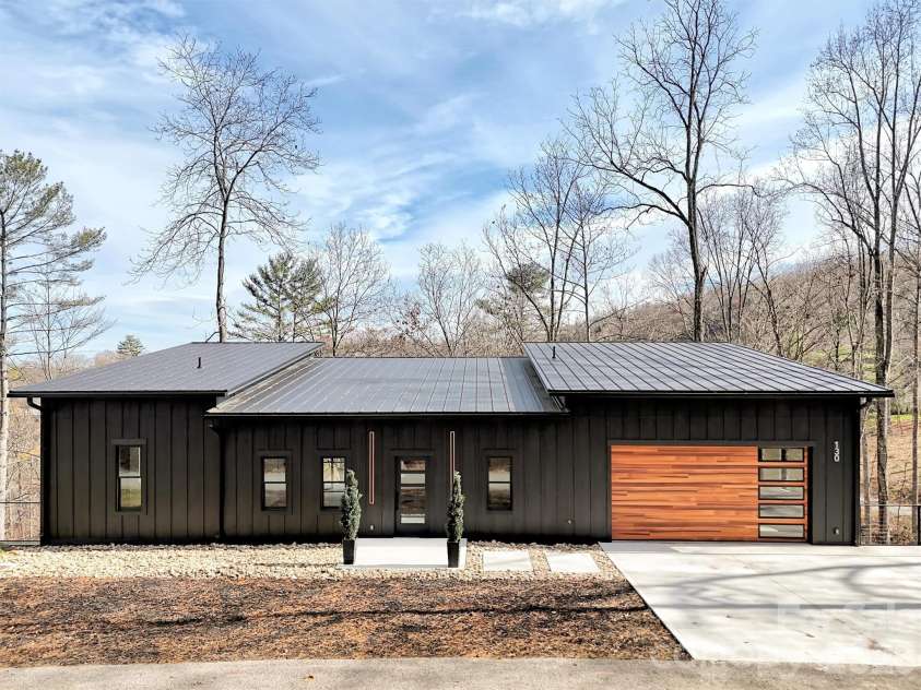 130 Midway Crossing Drive, Clyde, NC 28721.  MLS# CAR4321878, YatesRealty ID 12636. 