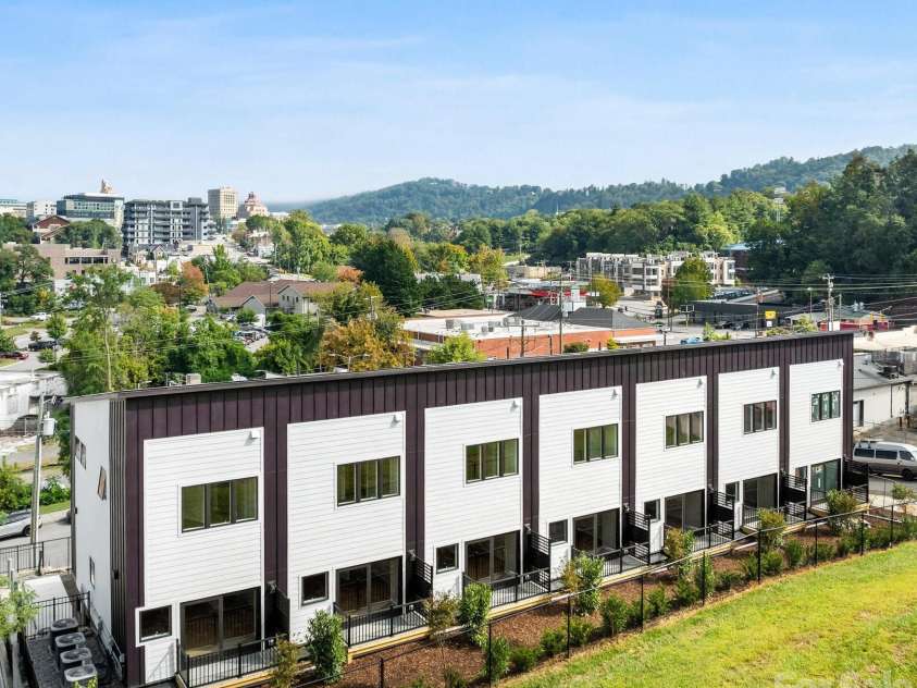 3 Lee Garden Lane, Asheville, NC 28801.  MLS# CAR4328368, YatesRealty ID 12637. 