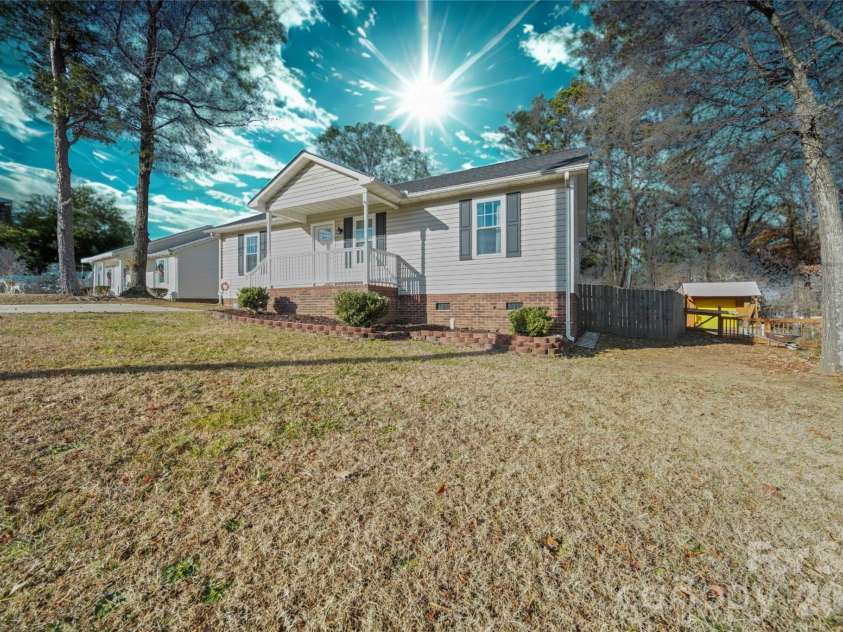 620 Pleasant Avenue, Kannapolis, NC 28081.  MLS# CAR4329657, YatesRealty ID 12638. 