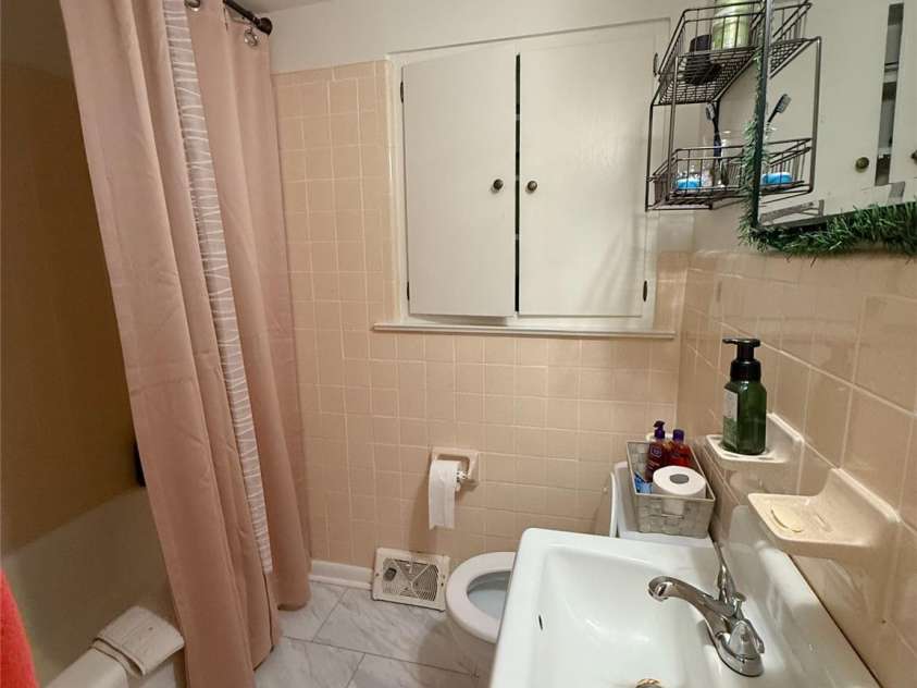 511 Eastwood Drive, Albemarle, NC 28001.  MLS# CAR4258873, YatesRealty ID 12640. Hallway Full Bathroom