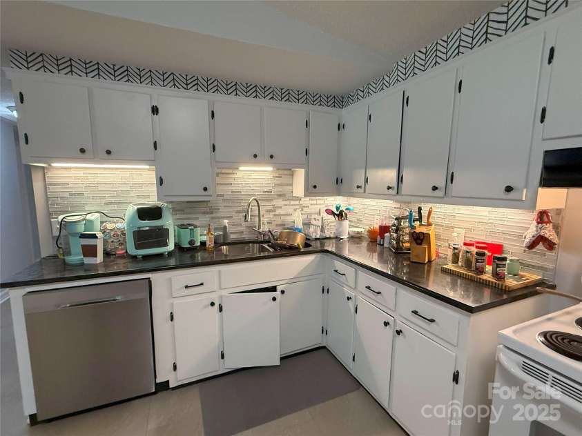 511 Eastwood Drive, Albemarle, NC 28001.  MLS# CAR4258873, YatesRealty ID 12640. Kitchen