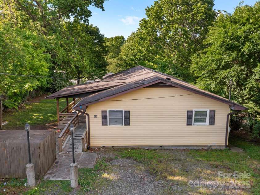 290 Deaverview Road, Asheville, NC 28806.  MLS# CAR4258836, YatesRealty ID 12641. 