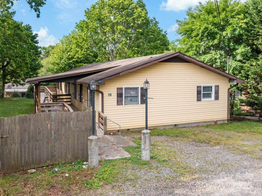 290 Deaverview Road, Asheville, NC 28806.  MLS# CAR4258836, YatesRealty ID 12641. 