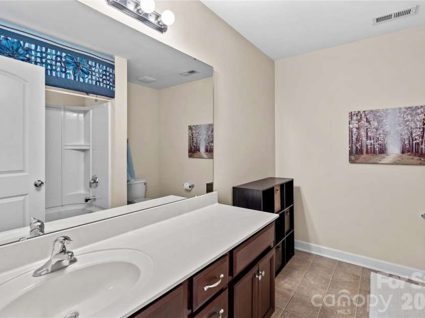 13603 Helen Benson Boulevard, Davidson, NC 28036.  MLS# CAR4341167, YatesRealty ID 12643. Third full upstairs bathroom.