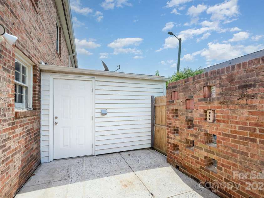 6322 Old Pineville Road, Charlotte, NC 28217.  MLS# CAR4283088, YatesRealty ID 12643. 