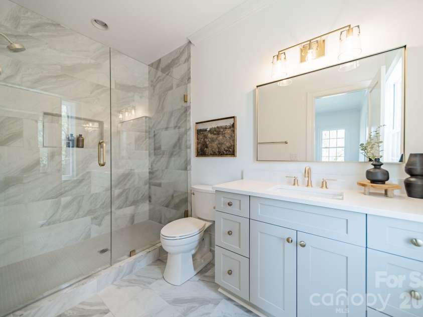 4004 Nettie Court, Charlotte, NC 28211.  MLS# CAR4349733, YatesRealty ID 12644. En suite bath 