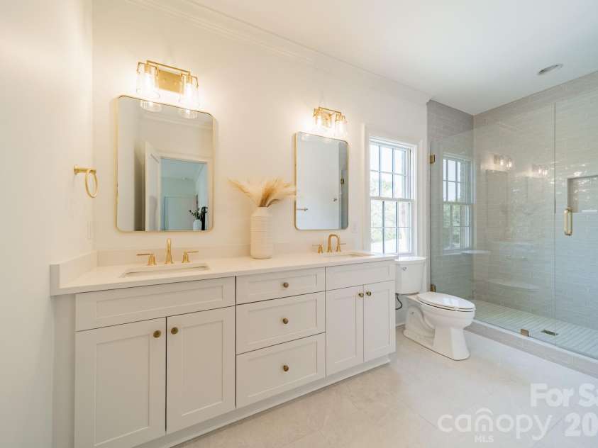 4004 Nettie Court, Charlotte, NC 28211.  MLS# CAR4349733, YatesRealty ID 12644. En suite bath