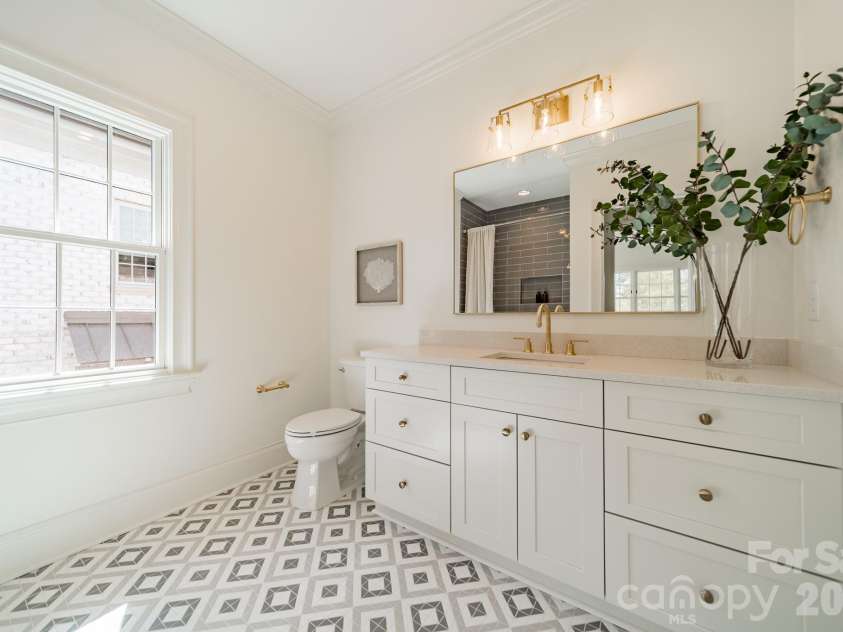 4004 Nettie Court, Charlotte, NC 28211.  MLS# CAR4349733, YatesRealty ID 12644. Ensuite Bath