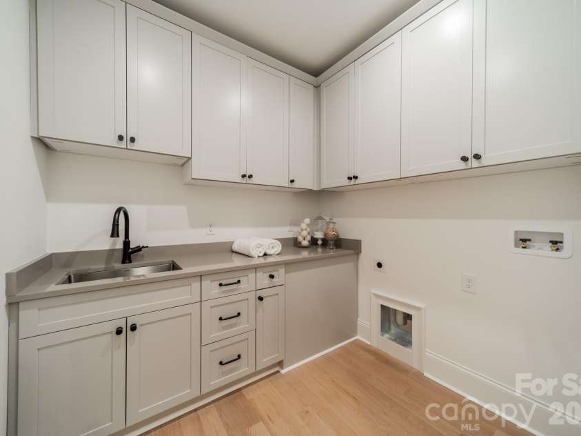 4004 Nettie Court, Charlotte, NC 28211.  MLS# CAR4349733, YatesRealty ID 12644. Laundry